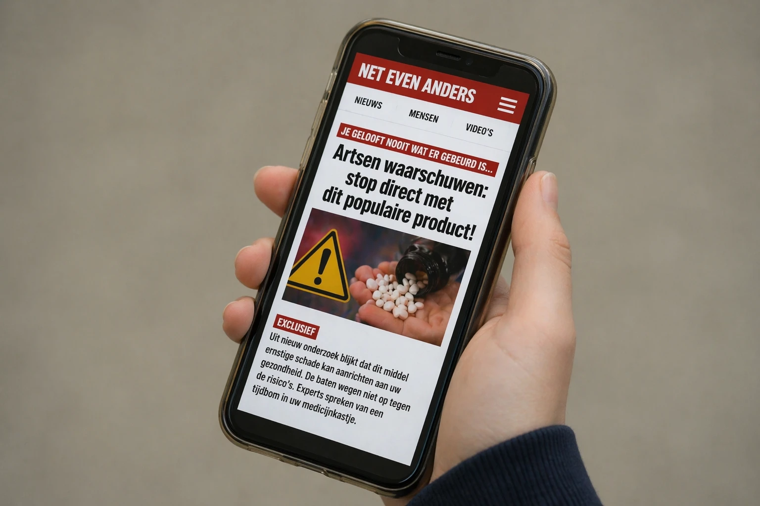 Tiener houdt smartphone vast met een nepnieuws-artikel over een waarschuwing van artsen
