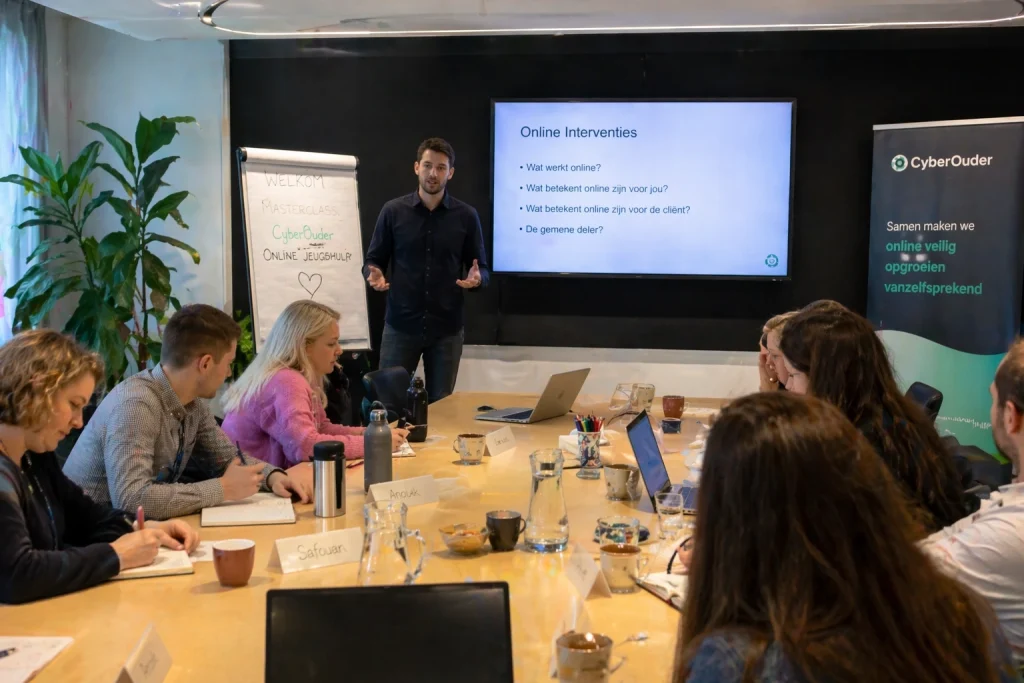 Trainer geeft masterclass online interventies aan jeugdzorgprofessionals