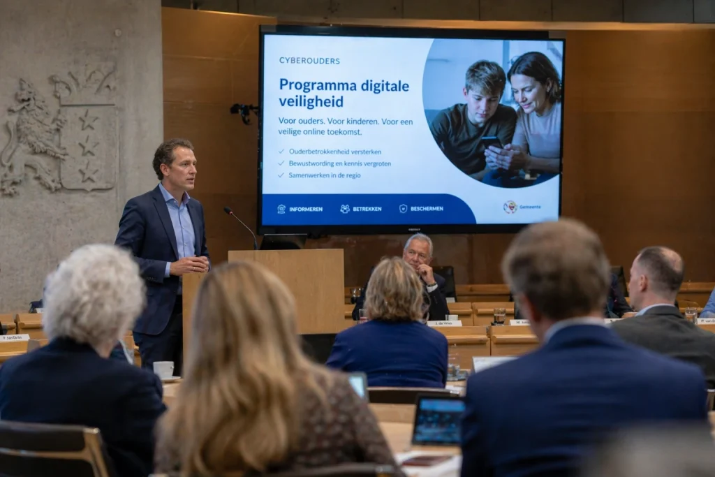 Wethouder presenteert het programma digitale veiligheid aan de gemeenteraad in de raadzaal